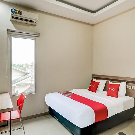 Oyo 90986 Hotel Srikandi Adisucipto Kalasan Extérieur photo
