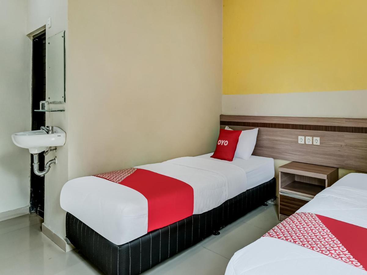 Oyo 90986 Hotel Srikandi Adisucipto Kalasan Extérieur photo
