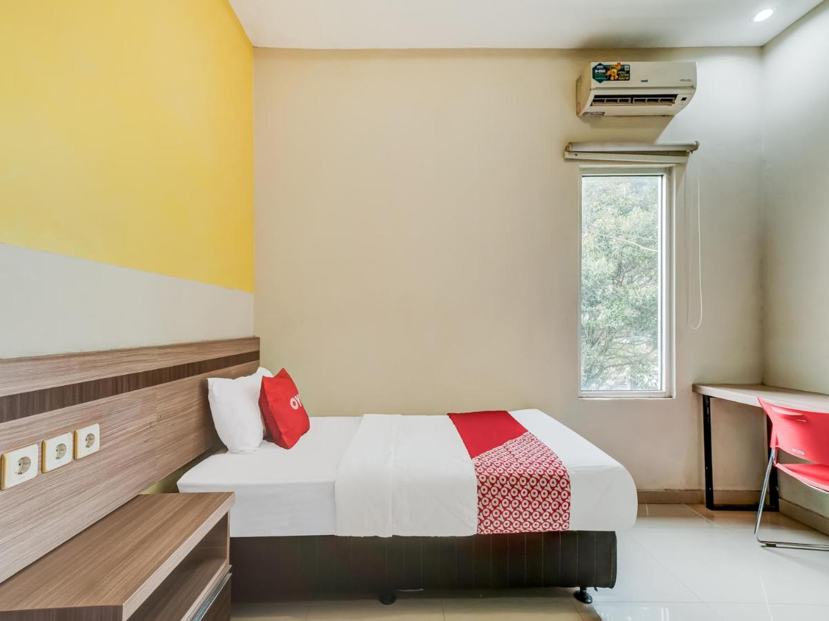 Oyo 90986 Hotel Srikandi Adisucipto Kalasan Extérieur photo