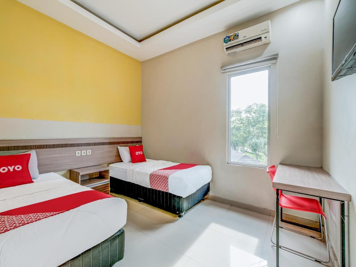 Oyo 90986 Hotel Srikandi Adisucipto Kalasan Extérieur photo