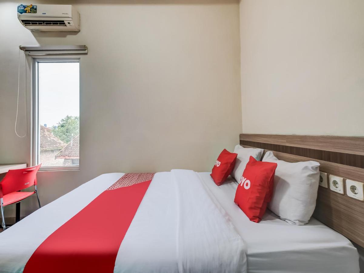 Oyo 90986 Hotel Srikandi Adisucipto Kalasan Extérieur photo