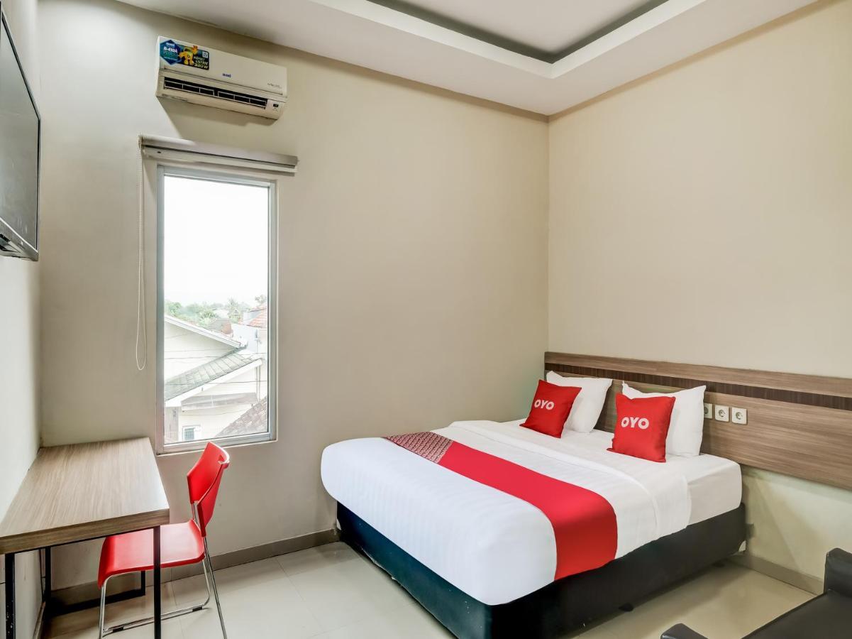 Oyo 90986 Hotel Srikandi Adisucipto Kalasan Extérieur photo