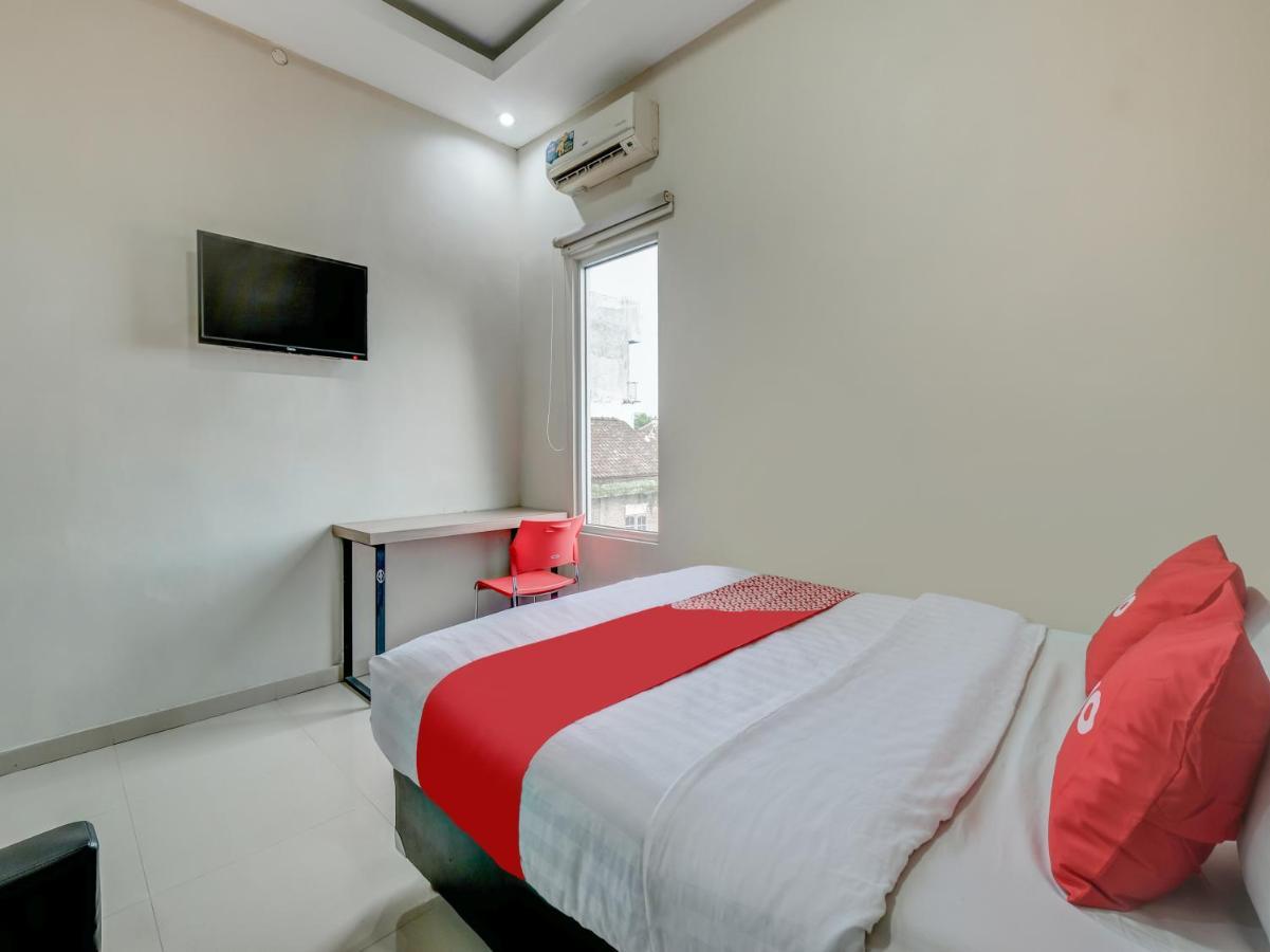 Oyo 90986 Hotel Srikandi Adisucipto Kalasan Extérieur photo